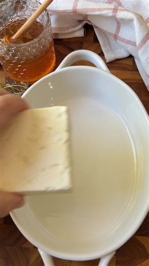 Baked Feta with Figs Za’atar Chili Crisp 🧀🔥 This easy fall appetizer combines roasted figs, creamy baked feta cheese, and a za’atar chili crisp drizzle that’s smoky, sweet, spicy, and crunchy.🫠 Make sure to save this recipe and send to that friend who always brings the bread 🙌 🧀🔥 Baked Feta with Figs Za’atar Chili Crisp🍂 8 oz Block Feta 6-8 Fresh Figs, Halved 3 tbsp EVOO 2 tbsp Honey Pinch of Fresh Thyme or Rosemary Cracked Pepper French Baguette or Ciabatta Crostinis for Serving Za’atar 