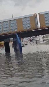 #Alerta ⚠️ Se registran autos varados en el puente Pemex de la avenida Salvador Nava, en la capital de #SLP. Autoridades piden a la población potosina evitar salir a la calle; se estima que las lluvias se intensifiquen en las próximas horas. 📹: Especial | El Universal San Luis Potosí