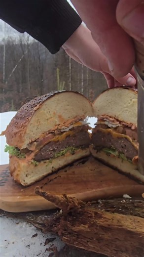 ​2,5 KILOVÝ BURGER 🍔 vs. DVAJA HLADOŠI 🤠💪 (Trocha nám prihorel...)😭|🌲 Food in Nature Slovakia 🔥🌲#food #asmr #nature #new #viral