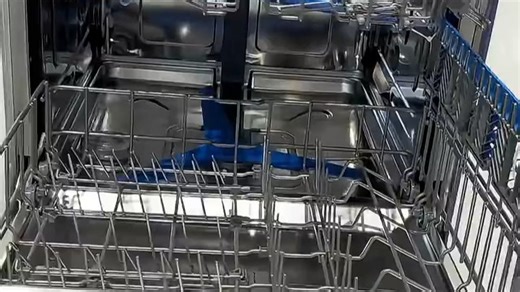 告别手洗烦恼，老板21套洗碗机智能分层设计，节水省电，清洁更彻底，厨房生活更轻松。