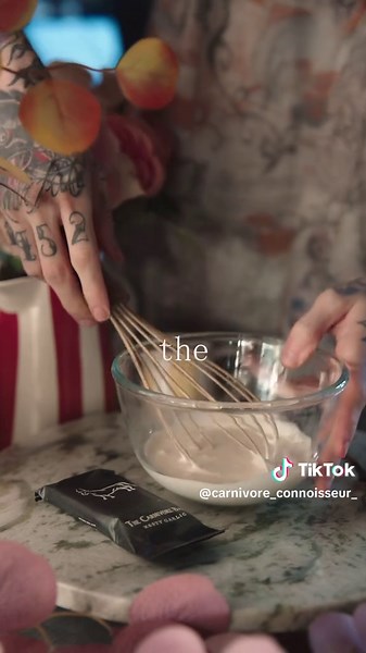 Recipe!👇🏼 Find my cookbook, link in my bio! 🤌🏼✨📖 Get 10% off carnivore bars using code “carnivore33” link in my bio! 🤝🏼✨ Start by whipping double cream until soft peaks form, stiff enough so you can put the bowl over your head 😅 Add your cream cheese and mix, set aside 👌🏼 Crush up a @thecarnivorebar and press into a mould 🫡 Layer on your cream mixture 🥛 Add caviar and the let set in the fridge! 🥶 And now enjoy a beautiful carnivore dessert 🍨 🤌🏼✨✨✨✨ Get 10% off carnivore bars usin