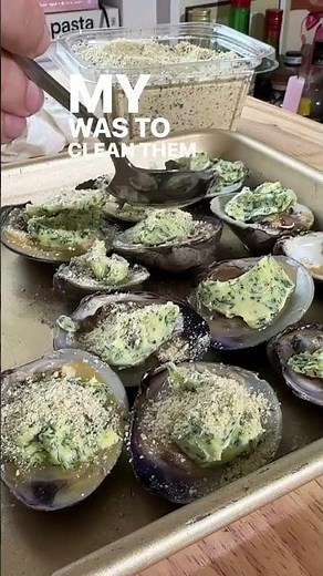 garlic butter baked clams 🫶🏻✨ follow for recipes! RECIPE BELOW: ingredients: - about 12-15
