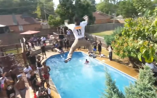 speed胆子太大了，直接从屋顶跳到游泳池里