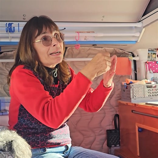 673K views · 1.9K reactions | Niky nous montre l'aménagement de son Jumpy et son système de chauffage. Elle nous raconte aussi comment elle avait plus jeune loué une maison dans la montagne gratuitement, en échange des raccordements à l'eau et l'électricité. | L'ArchiPelle | Facebook