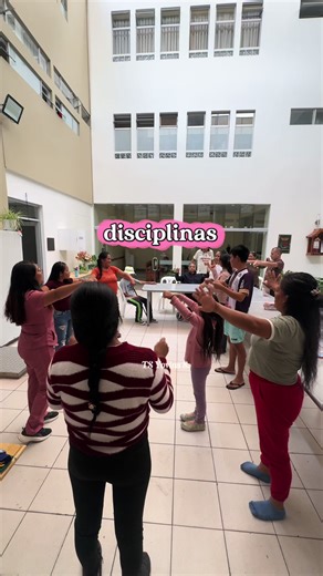 ✨ Trabajo Social y Salud Mental: una mirada que transforma vidas La salud mental no es solo un tema clínico, es también una realidad social. La Organización Mundial de la Salud nos recuerda que implica bienestar, capacidad de afrontar la vida y de desarrollarnos en comunidad. Desde el trabajo social, entendemos que factores como la pobreza, la violencia, la enfermedad o la falta de oportunidades impactan directamente en la salud mental. Por eso, nuestro rol va más allá del acompañamiento: identi