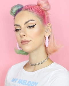 [Gifted] ~ Slick space buns 🦋 Girls with short hair we can still have cute space buns! Get yourselves these mini doughnuts from @claireseurope, they will add volume to your buns 👏🏻 Love this super cute, summer hairstyle 💛 Can't stop flicking the ends of my hair out 🤭 ⁣ ⁣ @tangleteezer BackCombing Brush ⁣ @ghdhair Final Fix Hairspray Gold Styler⁣ @made.by.liv.x Earrings ⁣ @hellokittyeu My Melody T Shirt ⁣ ⁣ (Products have been kindly gifted) ⁣ ⁣ #sophiehannah #hairstyle #hairvideo #hairtutor