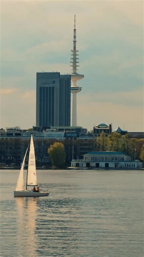 Willkommen bei der mitreißendsten Midlife-Crisis des Jahres! Nach dem gleichnamigen Roman des Bestsellerautors Jan Weiler bringt Erfolgsregisseur Sönke Wortmann die im höchsten Maße amüsante und pointierte, wie auch tiefsinnige Kinounterhaltung DIE ÄLTERN auf die große Leinwand – mit Sebastian Bezzel und Anna Schudt in den Hauptrollen. Schaut euch jetzt den offiziellen Trailer an! DIE ÄLTERN - ab 12. Februar im Kino! #DieÄltern #ConstantinFilm | Constantin Film