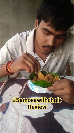 Toh aaj try karenge samosa with chole #samosa #chole #review #market