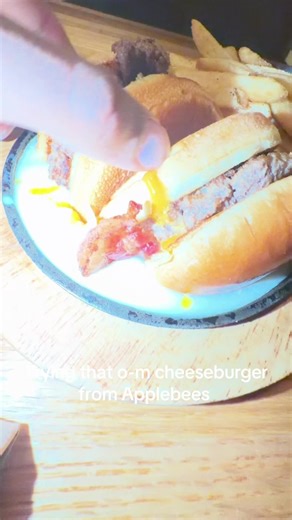 Trying the O-M Cheeseburger from Applebee's