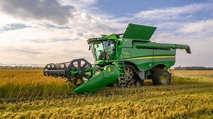 39K views · 1K reactions | Quest'anno abbiamo avuto il piacere di vedere all'opera questa nuova John Deere S770i, con barra a tappeti 725D e cingolatura anteriore, durante la raccolta del riso dell' Azienda Agricola La Fagiana  | AgroNord | Facebook