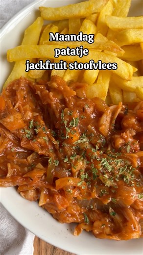 Geen zin om elke dag te bedenken wat je gaat eten? Ik heb het denkwerk al voor je gedaan. Vijf makkelijke, volledig vegan doordeweekse maaltijden 🌱 De link naar het weekmenu staat in de reacties. ⬇️ Fijne week! | Wat eet je dan wel