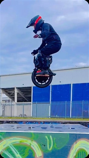 Dixon sends the box jump #leaperkimlynx #jumps #skatepark #semdit | Frank Spencer
