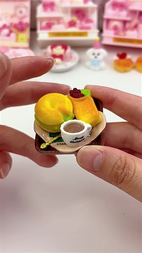 Enjoy a Mochaccino Flavor Bagel Breakfast with Mini Taba Squishy