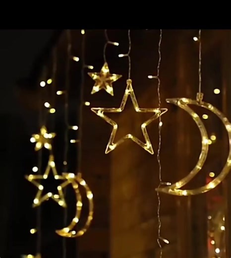 حبل زينة رمضان بطول 3 أمتار مزود بـ 20 مصباح LED بإضاءة دافئة (Warm White)، يأتي بتصميم أنيق على شكل نجمة وهلال كريستال ليضفي أجواء روحانية وفاخرة تناسب شهر رمضان والمناسبات الإسلامية. مثالي لتزيين الجدران، النوافذ، الطاولات، المداخل، والخيام الرمضانية، مع سهولة التركيب والاستخدام. النوع: حبل زينة رمضان LED الطول: 3 متر عدد المصابيح: 20 مصباح شكل الإضاءة: نجمة وهلال كريستال لون الإضاءة: دافئ (Warm White) الاستخدام: داخلي A decorative LED net light measuring 3 meters in height × 4 meters in width