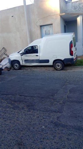 Tandil Alerta on Instagram: "📍 Suipacha e Ituzaingó Choque entre una Berlingo y una Fiorino. 👉 Vecinos vienen pidiendo hace meses reductores de velocidad al Municipio. 👉 En esa esquina viven chicos y los autos pasan fuerte. 🚑 La conductora de la Fiorino, embarazada, fue trasladada al hospital por control. ✅ La mujer que manejaba la Berlingo está bien."