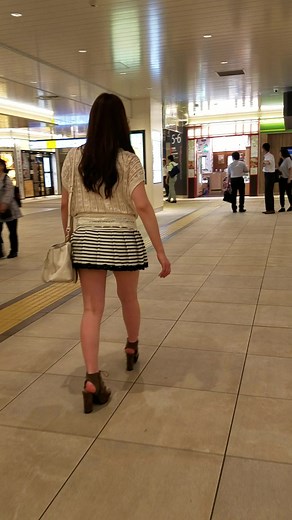 ミニスカ見せる美脚ウォーキング