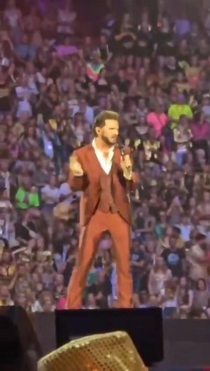 Bouke - Toppers in concert 2025. Party in de Arena 🎉🎶🎤 Please release me and Elvis Medley. #bouke #toppers #arena #tribute #elvis | BOUKE