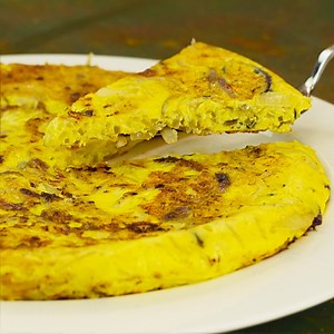 1.5M views · 14K reactions | Una ricetta tradizionale, rustica, come piace a noi. Peccato non possiate coglierne il profumo, ma se alzate il volume potete godervi i suoni della cucina, che vi manderanno in estasi! Ricetta completa: https://chefincamicia.com/ricetta/frittata-di-cipolle/ | Chef in Camicia | Facebook