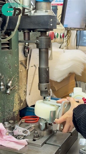 Many people think assembly line work is a stress-relieving job.#wheels #factory #caster #manufacture