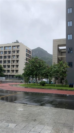Rainy day Scenes at GUET #china #sceniclandscapes #guilin #rainydayshorts #mountainview ♥️⛰️🌧️🇨🇳