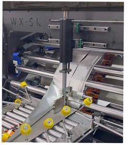 [Hot Item] China Best Selling Multi-Function Pouch Bag Making Machine for Personal Care