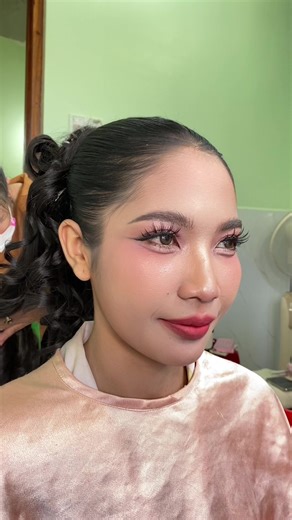 ចង់បានភាពស្រស់ស្អាតថ្ងៃមង្គលកុំភ្លេច Dara gold make up