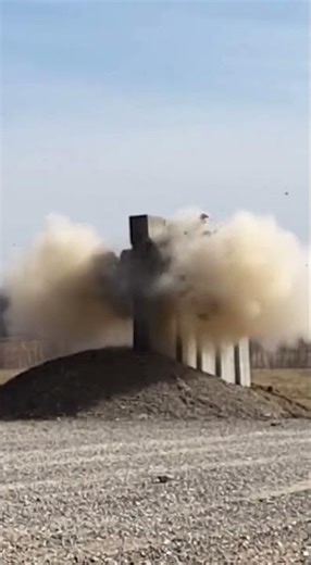 🇺🇸🇺🇸🇦🇶🇦🇷A controlled tank live-fire test takes place at a secured military proving ground under.
