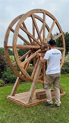 A mini Ferris wheel of flowers?! 😲 I had never seen this in my life!