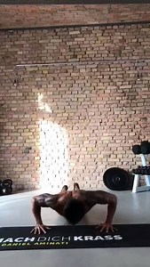 Burpees - die einen lieben sie, andere nicht. 😅 Dabei ist die Ganzkörperübung ein super Training für, wie schon im Wort enthalten, den ganzen Körper. Brust, Rücken und Oberschenkelmuskulatur, aber auch Rumpf, Schulter und Arme werden intensiv trainiert. 💪🏾 Das macht die Übung auch zu einer der anstrengendsten Übungen aus dem Programm. Ein weiteres Plus, wer Burpees macht, verbrennt ordentlich Kalorien. Der Körper muss in kürzester Zeit sehr viel Energie bereitstellen. Das kurbelt den Gesamtve