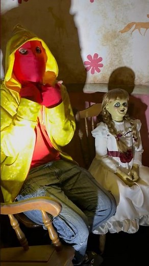 Maskarin se encuentra con Annabelle la Original | Annabelle | Manito y Maskarin | Halloween | Miedo