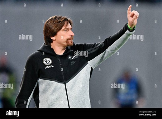 25 April 2026, Hesse, Darmstadt: Soccer, Men: Bundesliga 2, Darmstadt 98 - SV Elversberg, Matchday 31, Merck Stadium at Böllenfalltor. Coach Vincent Wagner (SV 07 Elversberg) gestures. Photo: Uwe Anspach/dpa - IMPORTANT NOTE: In accordance with the regulations of the DFL German Football League and the DFB German Football Association, it is prohibited to utilize or have utilized photographs taken in the stadium and/or of the match in the form of sequential images and/or video-like photo series St