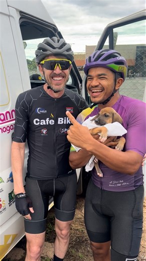 Leopedalandopelomundo Leandro on Instagram: "Angemon foi adotado pelo grande Geraldinho. . #cao #cachorroétudodebom"