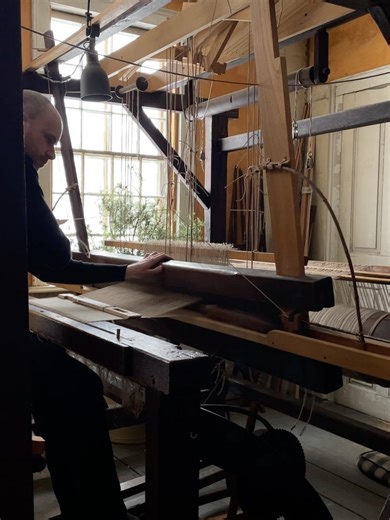 The Burroughs Garret on Instagram: "The thing that we now call a fly or flying shuttle was actually patented in 1733 by Jon Kay as a “wheeled shuttle.” The under rollers ride on a shuttle race requiring minimal effort to propel the shuttle. Unfortunately I don’t know anyone making new wheeled shuttles of this type, but this antique one popped up online and now we’re trying to get better acquainted."