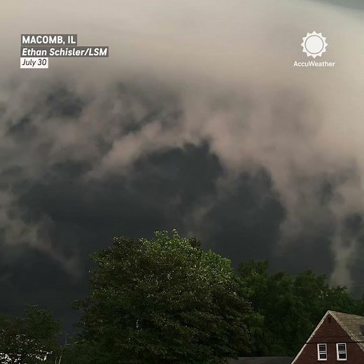 Massive Shelf Cloud Rolls over Illinois Neighborhood