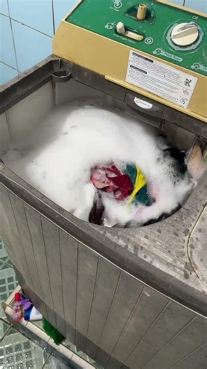 • “Be honest… is this grandpa washing machine overloaded? 😂” #cleaningasmr #asmr #dishwashing