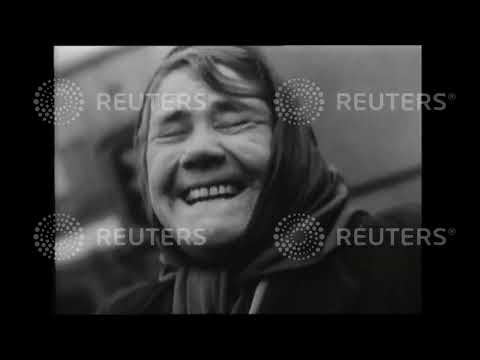1950 ROYAL: Queen visits Stepney