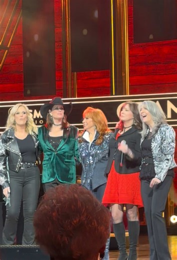 Reba McEntire Performs 'Why Haven’t I Heard From You' Live