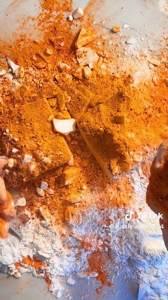 Crunchy Gymchalk with a dash of pumpkin spiced powder 😉 Enjoy my lovelies ♥️ #asmr #oddlysatisfying #gymchalklove♥️ #crunchy #pumpkinspice