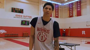 Meleek said everybody gets headphones 😤🎧 @leek x @JLabAudio | Arkansas Razorback Men's Basketball