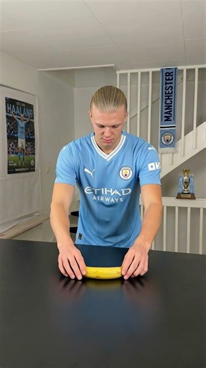 Me trying to eat healthy😰🍌🍫 What about you?#football #Haaland