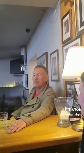Bruce Springsteen Sings in Ireland Bar