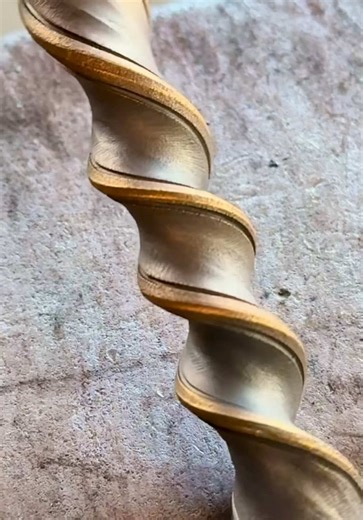 I’m testing out a bunch of different twists for a project I’m working on. This one turned out so satisfying 🔥 #blacksmith#forge#satisfying#twist#handmade