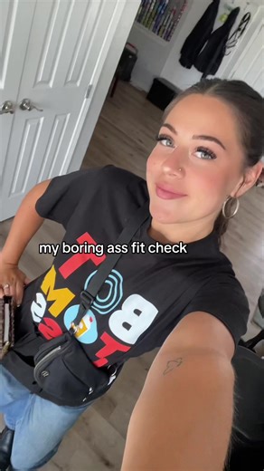 DID NOT miss the corporate restaurant dress code 😭🙅🏻‍♀️ #restaurant #serverlife #work #fyp #trending