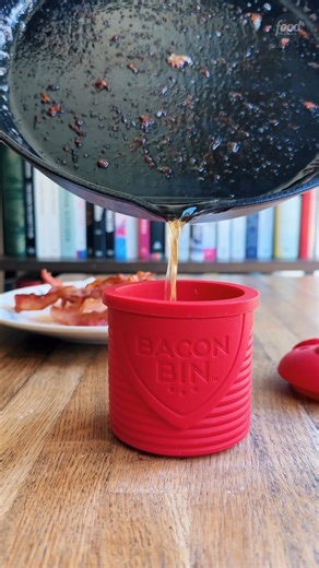 This silicone bacon bin strains and stores bacon grease with ease — ready to be used in your next dish 👏 Get it on Amazon and shop our full Amazon storefront: https://amzn.to/3WfSKTT (We may make 💰 from these links!) | Food Network
