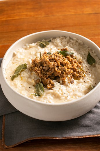 💚 Un risotto che sa di trattoria, nonni, casa di campagna 🏡 Ragù di cortile e Parmigiano ✨ La ricetta completa è qui 👉 https://ricette.giallozafferano.it/Risotto-con-ragu-di-cortile.html | Giallozafferano