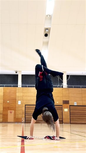 A cartwheel with a leg switch