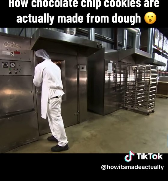 That’s a satifying process 😳 #howto #made #cookies #cookiedough #chocolatechipcookies #fypage #tiktok