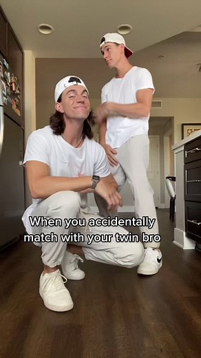 Twin telepathy at its finest 🤌🏼 @carlosesparza #twins #matching #3stepchallenge