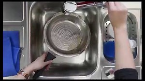 Limpiar las ollas AMC es muy sencillo, ya que contamos con un set de mantenimiento fantástico que se llama AMC Clean1, y contiene: - Piedra Mágica Clean1: Se trata de una pasta de limpieza altamente concentrada, eficaz y económica contra los residuos. - Espuma Mágica Clean1: El líquido de limpieza azul se transforma en una espuma altamente eficaz y totalmente inocua. Se fabrica de forma natural sin fosfatos y otorga ese toque tan brillante. - Esponja Mágica Clean1: Se trata de una esponja de lim