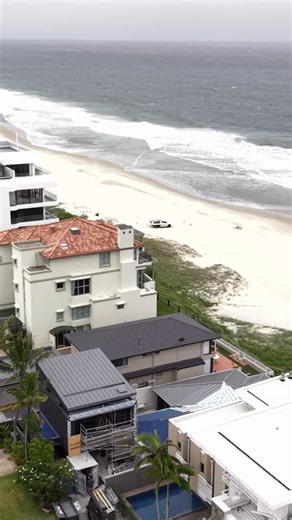 EUROCLAD - Specialized Roofing & Wall Cladding on Instagram: "Project Update // Mermaid Beach has arrived. The scaffolding has unveiled the stunning backdrop of this build. We love the stunning lines and bold design of this @hello__projects build. The Euroclad team have excelled again with this architectural standing seam cladding wrapped around the extension as it overlooks the ocean. Stay tuned for the remainder of this one. Builder - @hello__projects Architect- @bdaarchitecture #euroclad #sta